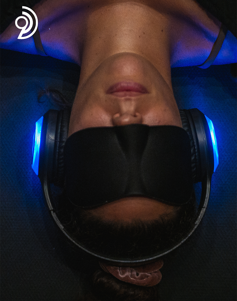 9d breathwork; vrouw met koptelefoon op