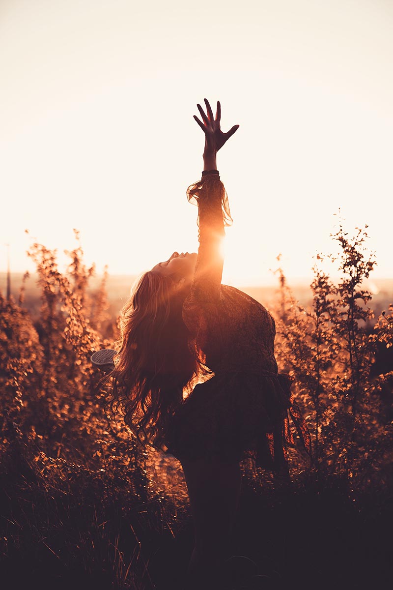 Handdoek en kaarsjes, rustige sfeer bij een Reiki-cursus.