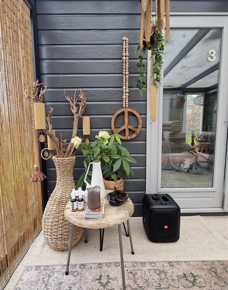 9d breathwork; vrouw met koptelefoon op